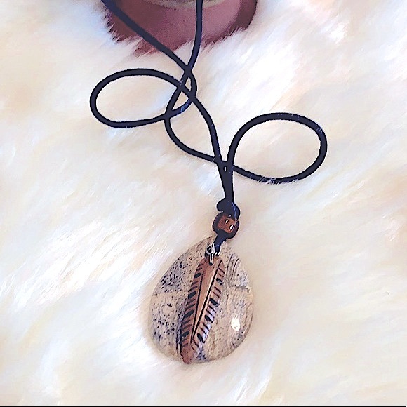 ✨HP✨🆕 Boho Healing Speckled Jasper Stone w/Wooden Carved Feather Charm Necklace - Picture 3 of 14